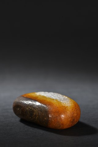 和田玉籽料|和田玉籽料原石雕祥龙戏珠把件