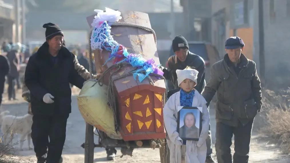 山西7岁孤儿，跪谢全村人为他筹款安葬妈妈，大伯与姥爷争抚养权