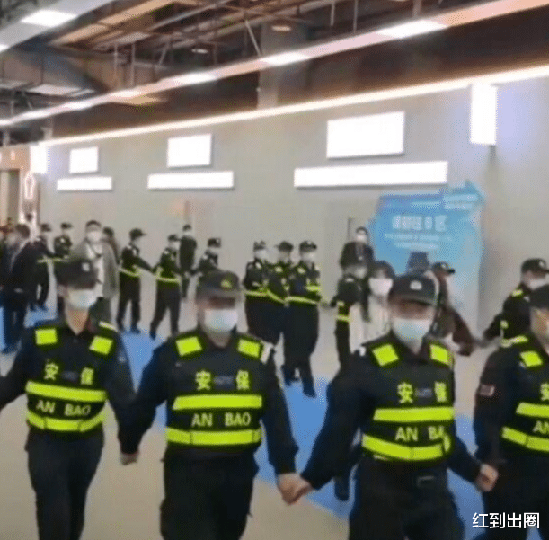 刘涛|43岁刘涛现身央视春晚彩排，一脸素颜朴实低调，身边未带任何助理