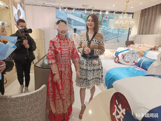 洪欣|洪欣频繁现身商演捞金遭嘲笑！出场费被曝60万，一身名牌十分抢镜