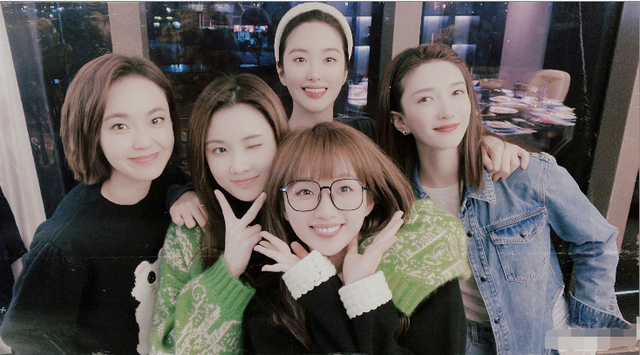 杨采钰|杨采钰新剧大合照曝光！皮肤白净笑出一对梨涡，跪坐沙发秀美腿