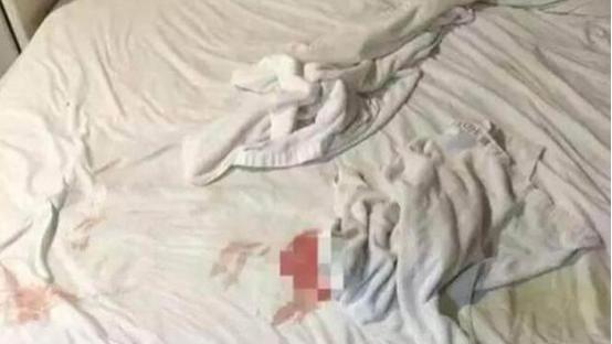 小情侣在酒店住了两晚，退房后保洁阿姨进门打扫，阿姨：哭到说不出话