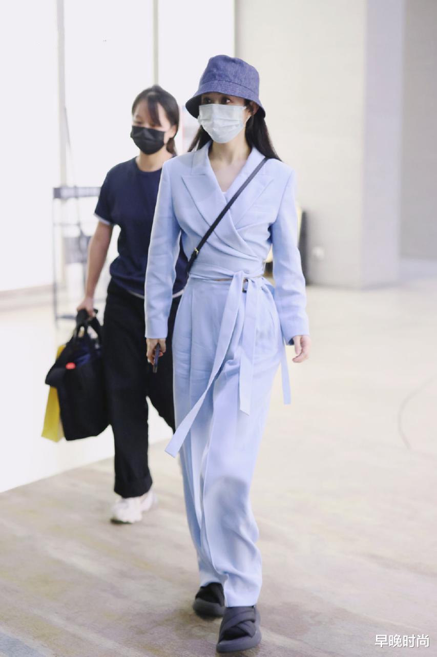 赵丽颖终于有女强人样了！穿职业装清爽干练，拖鞋配袜子真潮流