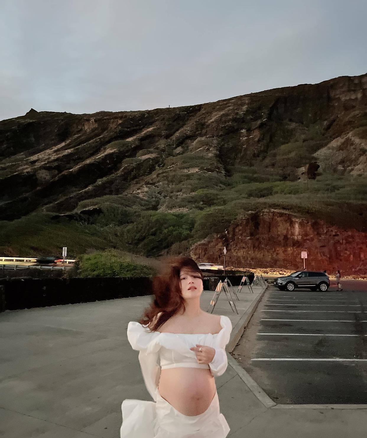 |韩国OST女王李恩英停车场晒孕肚,147.5厘米的超短身秀出完美身材