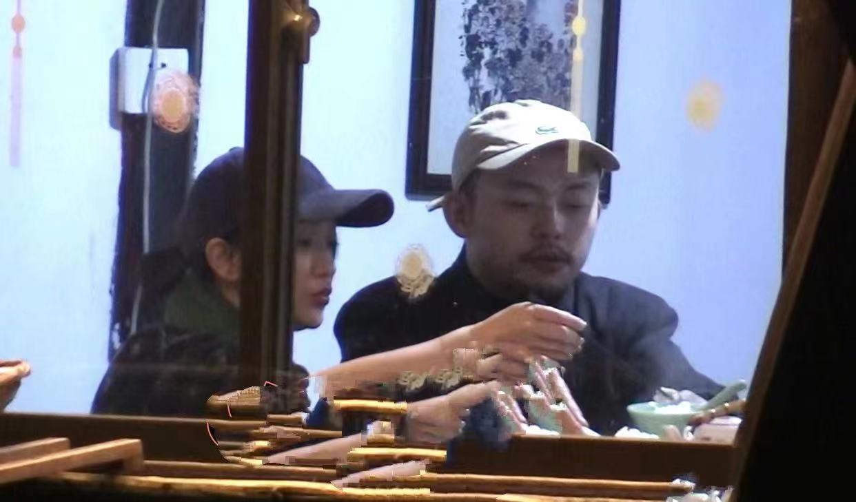 周迅|周迅在什刹海玩溜冰!穿衣娇俏似少女,与小13岁男友感情稳定