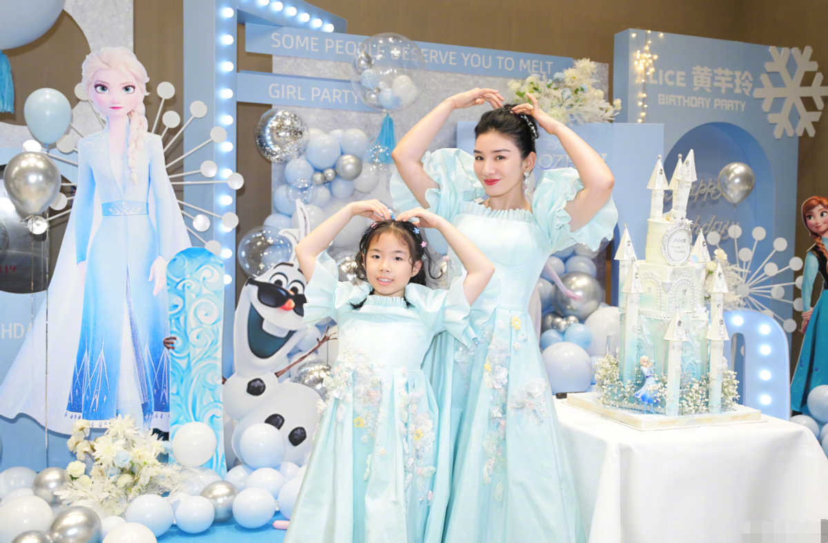 黄奕|黄奕豪宅内为10岁女儿庆生！穿亲子装打扮隆重，女儿眼睛嘴巴像爸