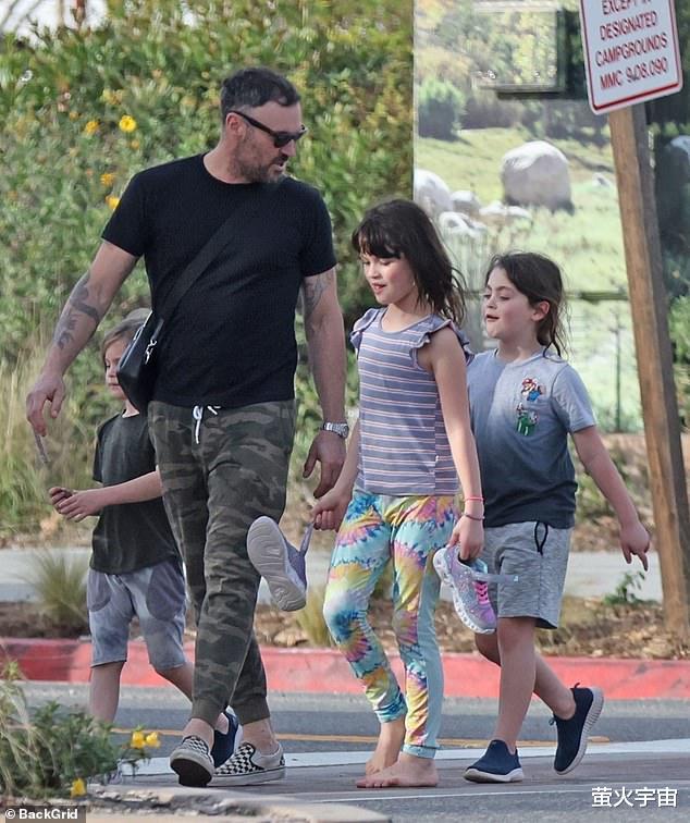 女孩|35岁梅根订婚后现身机场，仨儿子跟前夫在一起，都长发飘飘似女孩