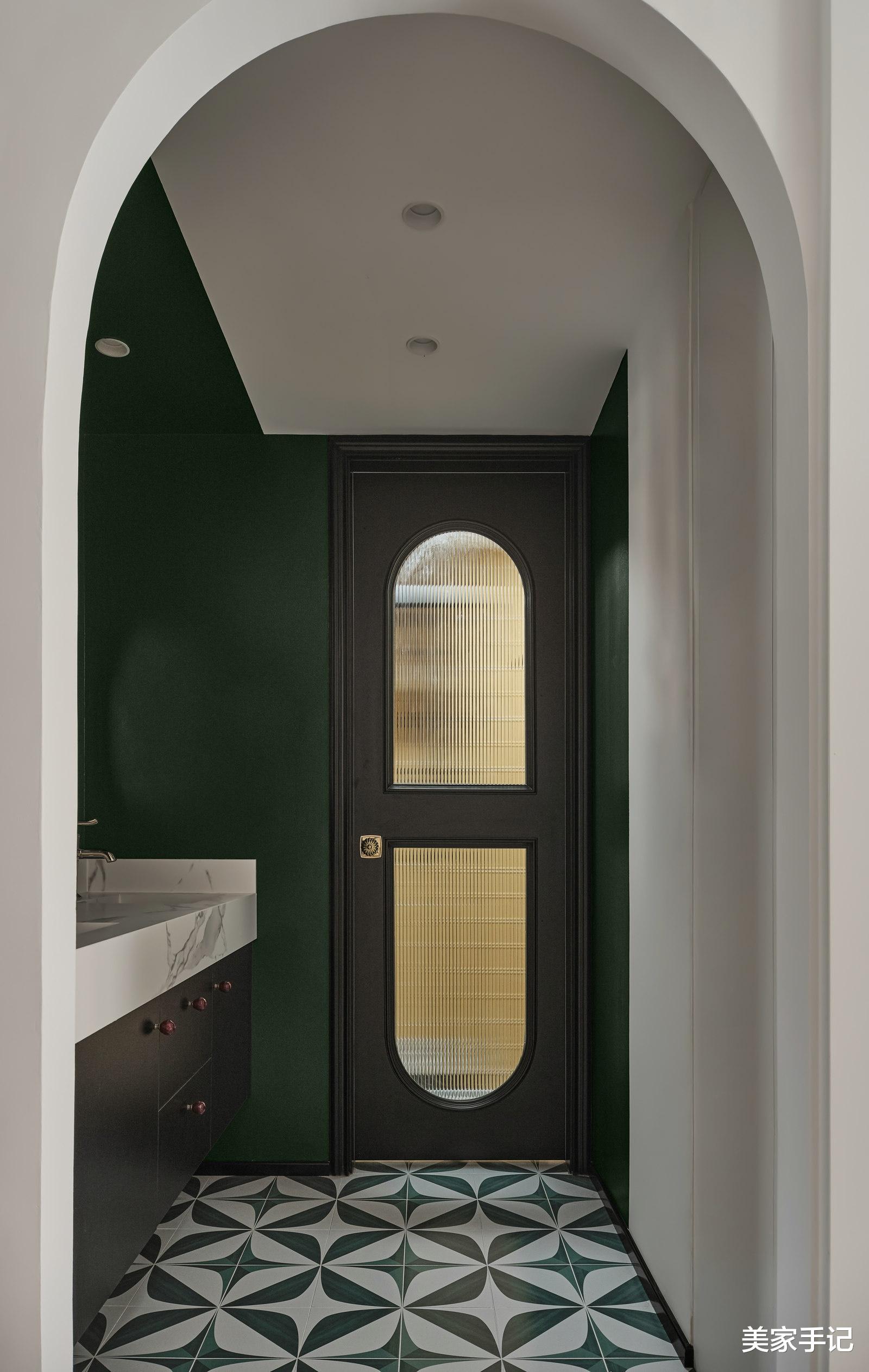 越来越多人不做电视墙,学她家打满柜子,全屋不是一般的实用大气