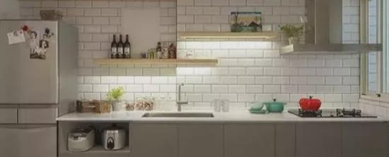 小户型厨房冰箱这样放最明智,漂亮又实用,别傻傻放餐厅了