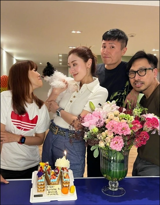 李嘉欣|52岁李嘉欣不愧是港姐门面！过大寿穿牛仔裤太飒爽，一点皱纹没有