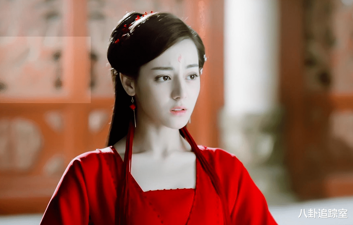 迪丽热巴|迪丽热巴新造型曝光！挂脖露背装尽显身材，化妆师补妆后背遭人羡