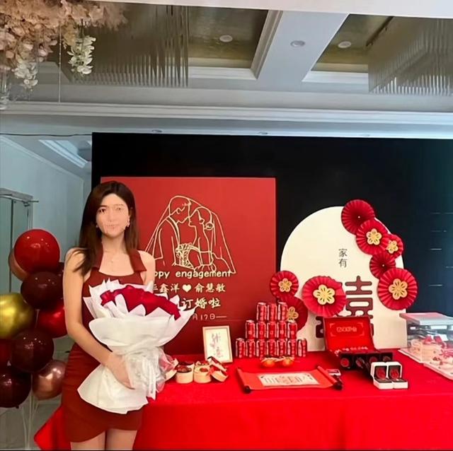 曝网友从女子订婚宴照片认出其是会所技师,目前该女子已报警