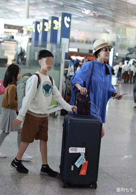 李念带一对儿女走机场,女儿打扮时髦继子阔气,不是亲生但气质像