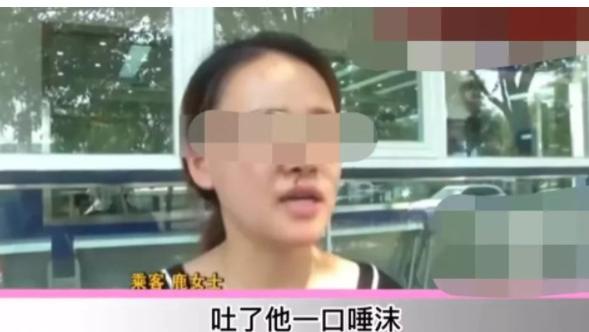 陕西，西安。女子一家六人约了一辆出租车，被男司机指出超载建议换车时用手指着司机的鼻