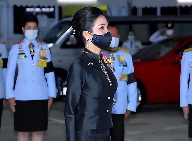 诗妮娜|37岁诗妮娜存在感降低,贵妃近况戛然而止,隐忍暂避后宫霸主锋芒