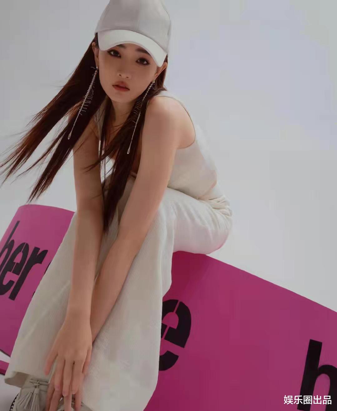 徐璐|徐璐“撞色封面”曝光，穿背心坐在箱子上摆拍，被指不优雅