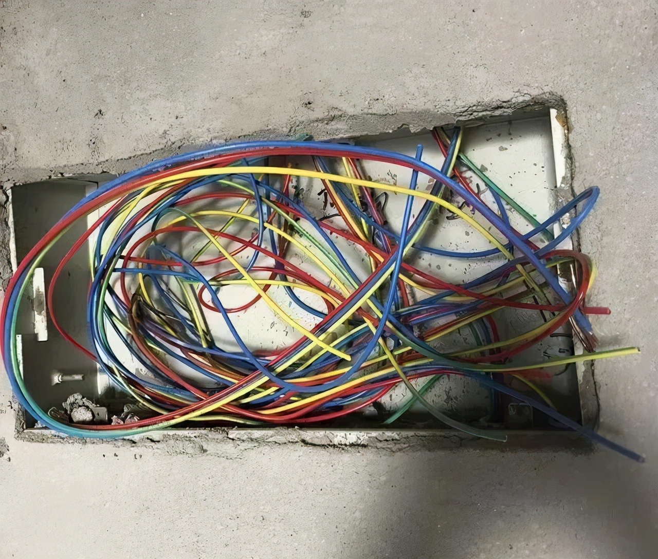 为什么电线都要绕几圈再接开关?只是为了多赚钱吗?大家都误解了