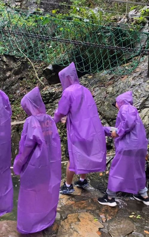 |孙海洋一家玩漂流,现场上演泼水节大战,卓宝全身湿透笑容灿烂