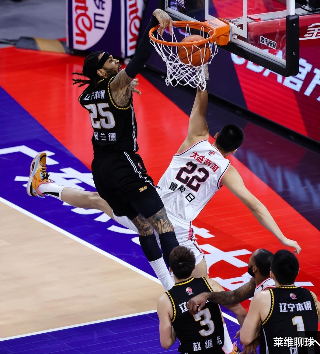 辽宁男篮|辽粤污点，裁判热搜第一！杜锋爱将肘击辽宁MVP，裁判不吹不合适