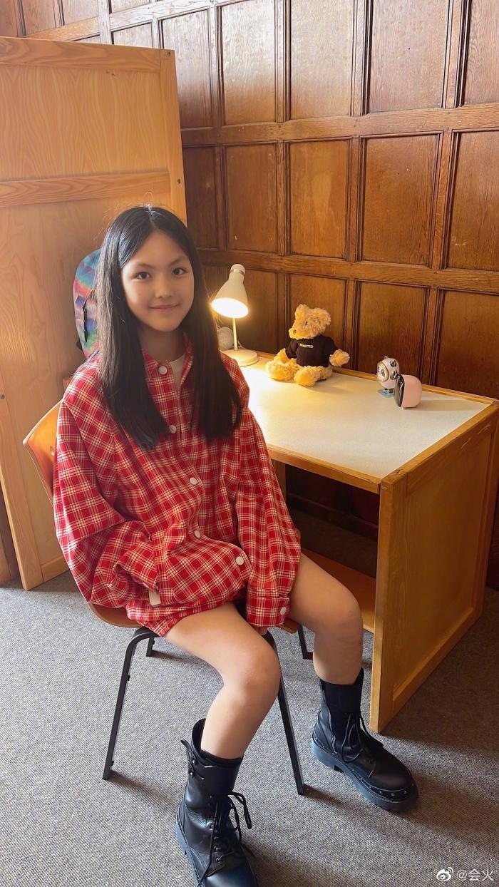 李湘|李湘晒王诗龄校园照,瘦出新高度,身材纤细气质温婉!网友:羡慕