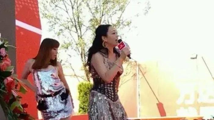 钟丽缇|52岁钟丽缇街头商演被群嘲：过气女星、过时的打扮