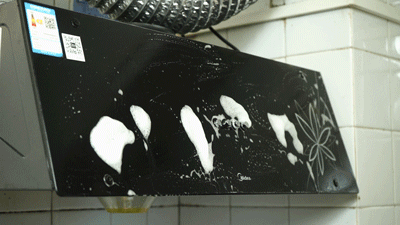 油烟机脏了还拆下来洗?学聪明人这样做,不拆不卸,立马焕然一新