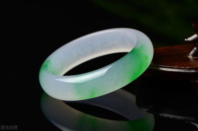 翡翠|你知道什么是水沫玉吗？水沫玉和翡翠的区别是什么？