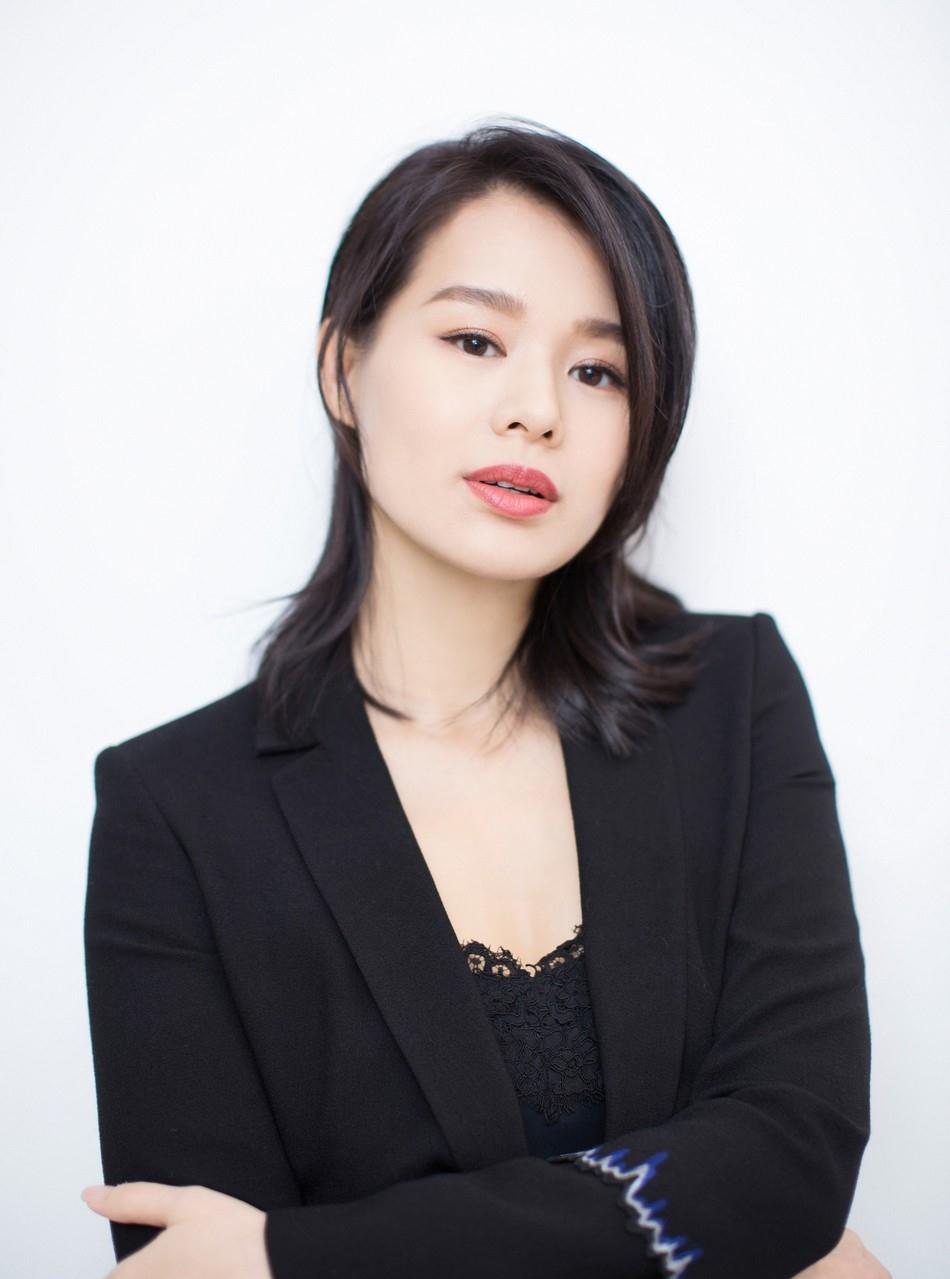 胡杏儿|46岁胡杏儿喜提新座驾，本以为豪车出行，看到最后却笑了