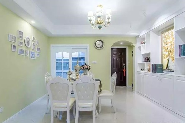 朋友新房装修完工,客厅的装修让人眼前一亮,满满家的温馨感