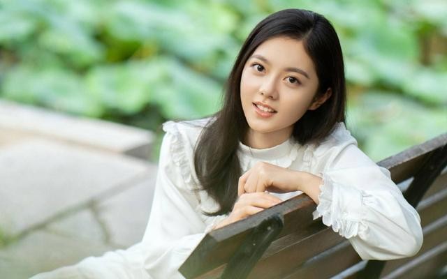 张子枫|新四小花旦新鲜出炉,张子枫实至名归,刘浩存真的配吗?