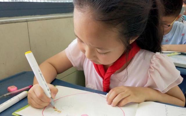 作文|小学生作文《乌鸦》走红，将自己比喻成“乌鸦”，老师评语感人