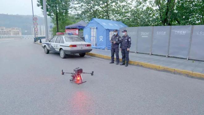 万州|万州街头、江面警用无人机出动,听听它在“说”什么……
