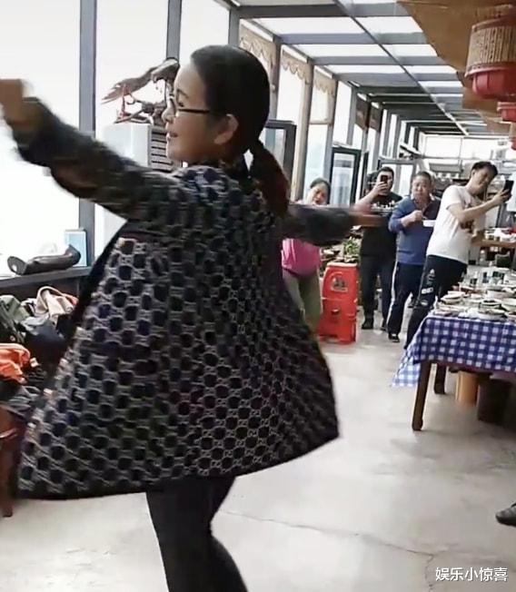 李小璐|李小璐妈妈与男友人跳舞，65岁状态引热议，网友：有其母必有其女