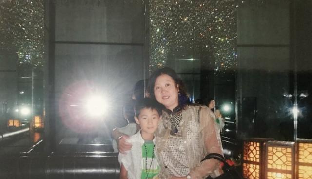 秦霄贤|德云社秦霄贤带着妈妈录综艺,合影照引发粉丝热议,老秦值得期待