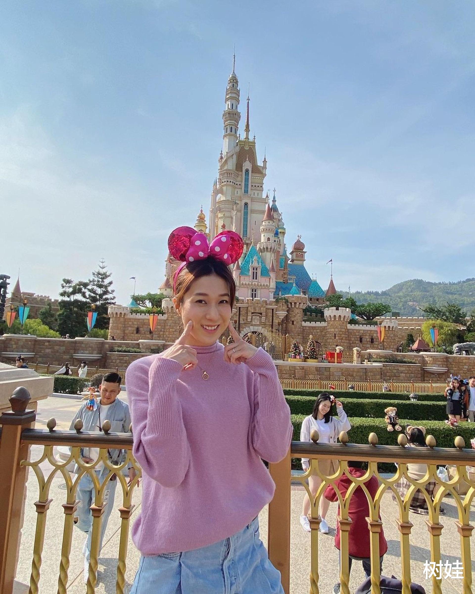 钟嘉欣|钟嘉欣38岁生日宣布怀三胎,被子女亲吻孕肚很幸福,怀孕已四个月