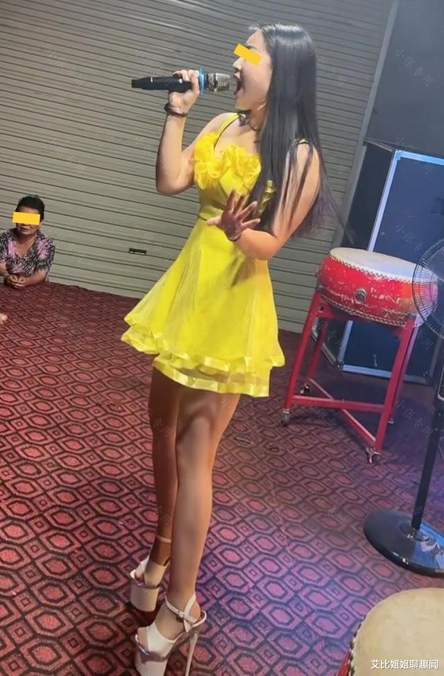 女子穿着20公分的高跟鞋,卖力唱跳险些摔倒,围观群众哈哈大笑