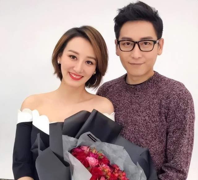 主持人|台上是主持人,台下已是10年夫妻,俩人很恩爱,一家四口颜值高