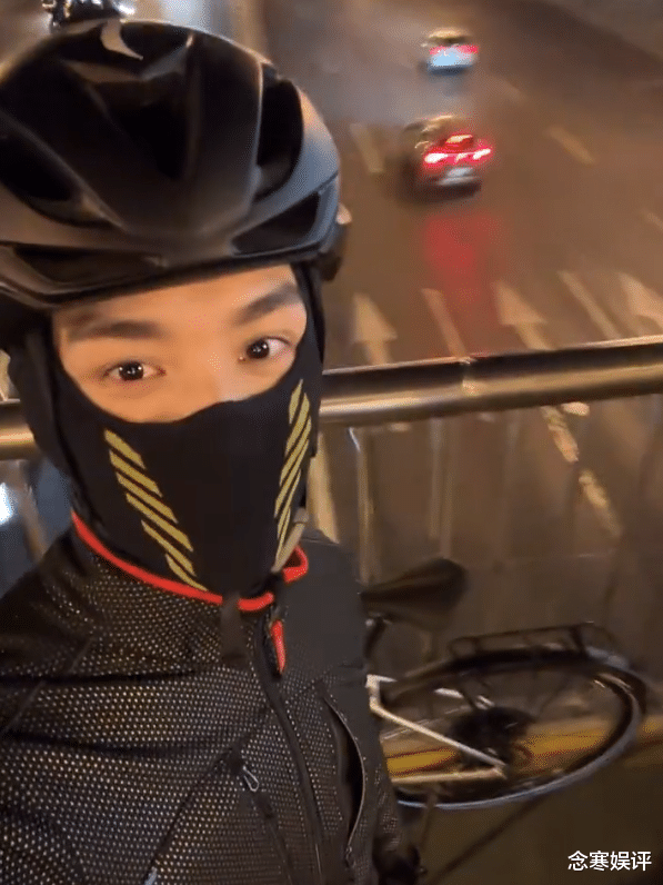 吴磊|吴磊在骑行路上生日直播，用公共电话给粉丝打电话，安全意识极强