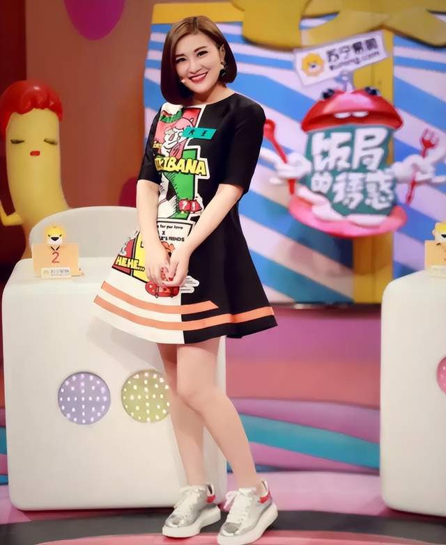 主持人|又一主持人结婚,鲜肉老公颜值高,与老公对视好甜,杨紫还送祝福