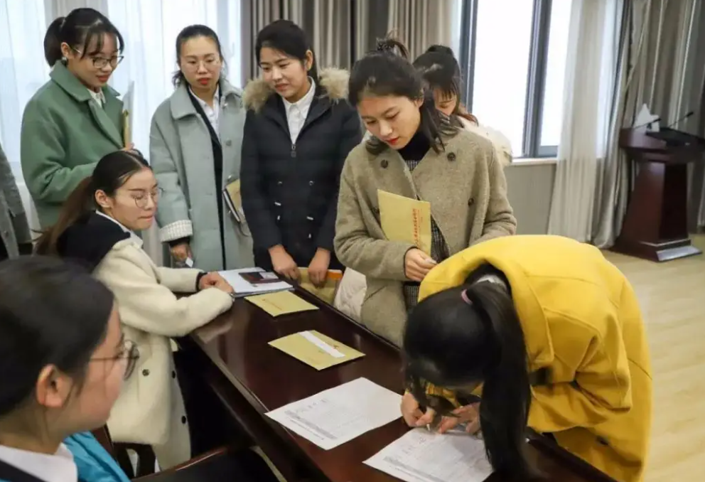 李卿|大专生就值200元?00后线上求职遇“普信HR”,平台作出回应