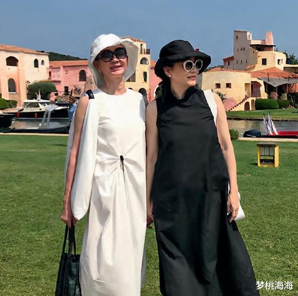 粉色|66岁林青霞近照曝光，和好友一起聚餐，状态超好不怕怼脸拍