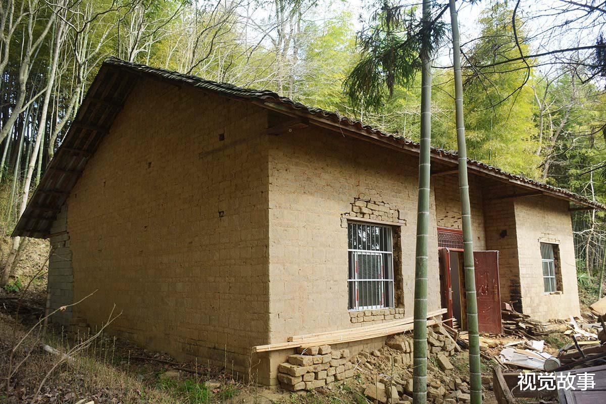 深山瓦房10年无人住,村民进行“豪华装修”,咋回事