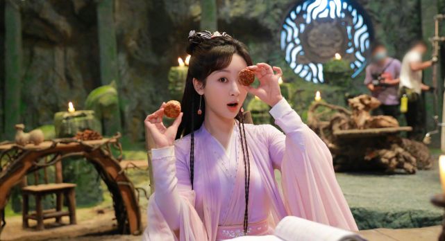 杨紫|杨紫和好兄弟邓伦拍广告大片，相比赵丽颖同款，这对拍摄深得人心