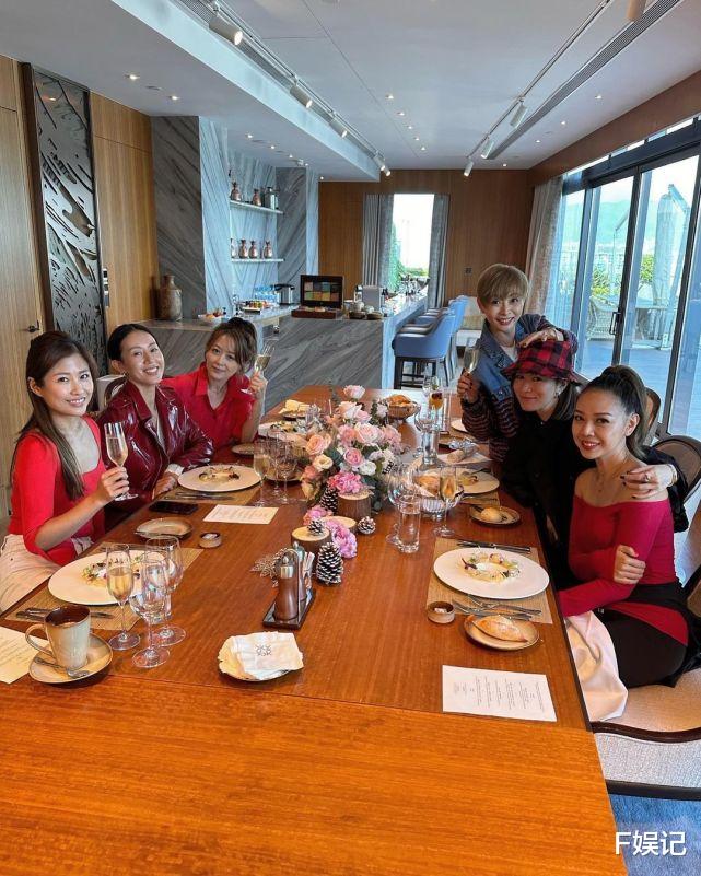 佘诗曼|佘诗曼与汤盈盈梁靖琪等闺蜜相聚吃饭 6人开心不停搞怪自拍