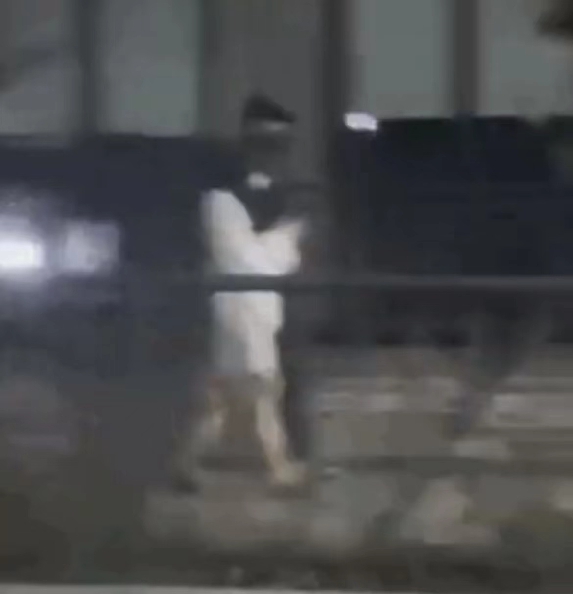 |男爱豆丁润浩恋情疑曝光！与女友街头散步，多个细节被扒粉丝崩溃