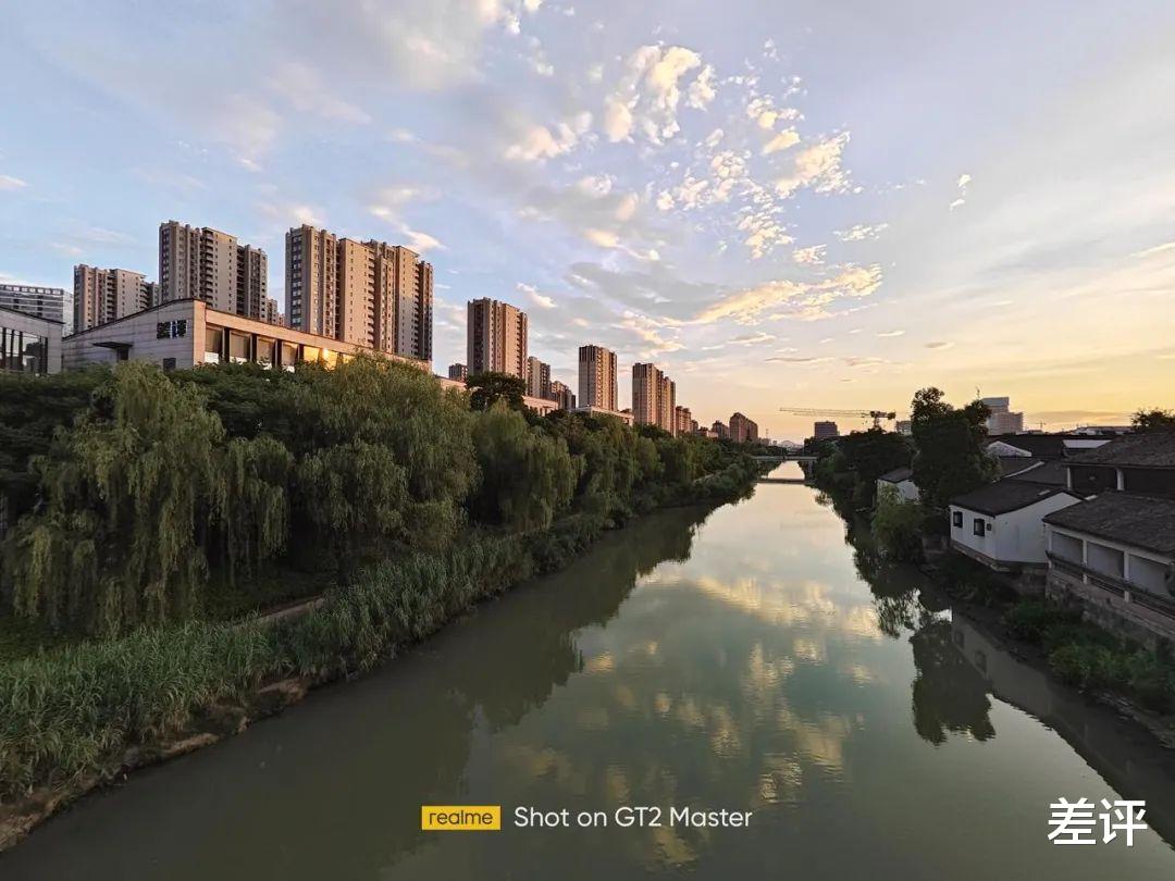 裁员|realme这款新机,卖得比小米还便宜?