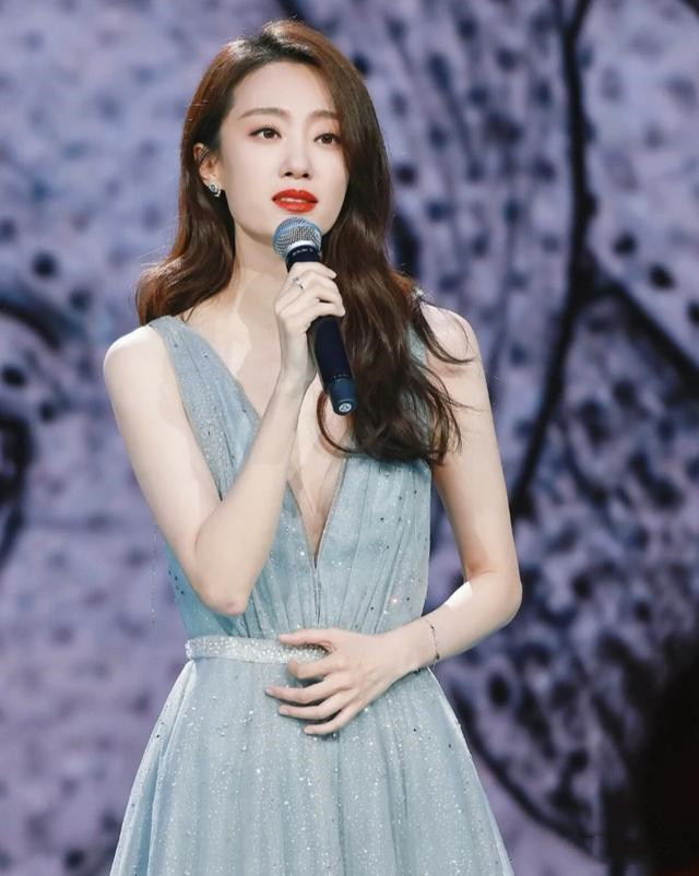 张小斐|从挤走85花坐C位，到热度资源双下滑，资本抛弃张小斐招呼都不打