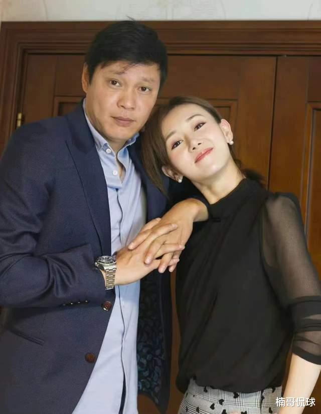 范志毅|范志毅携小17岁娇妻罕见现身！妻子穿着粉嫩很年轻，老范却很苍老