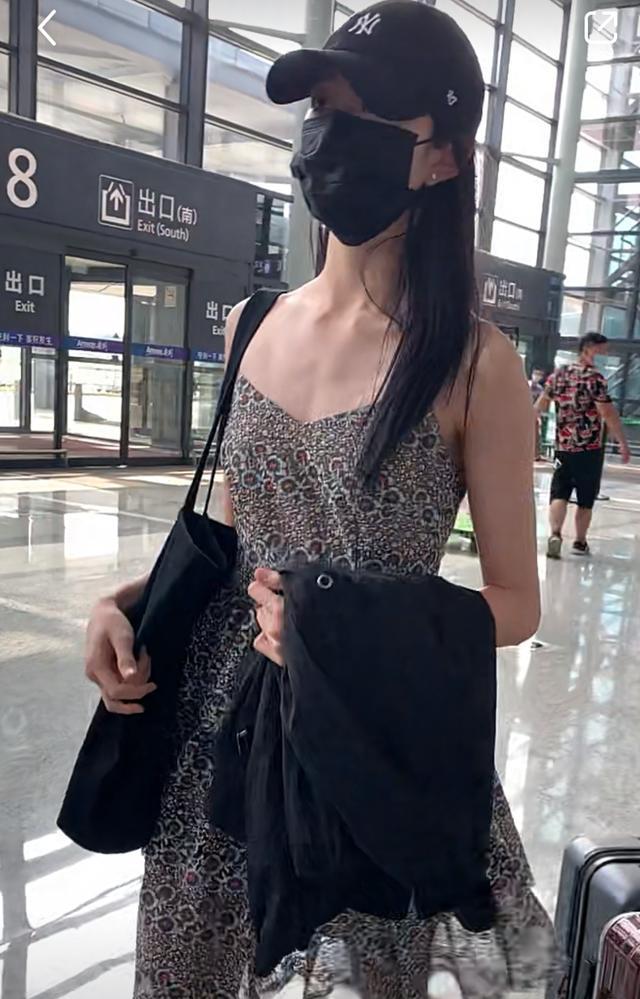 刘浩存|刘浩存现身机场气场强大,被批身材扁平,主动给人让行有礼貌