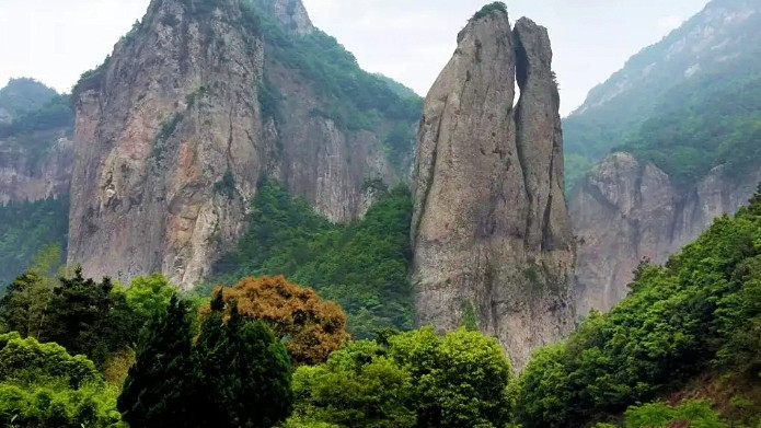 茶卡盐湖|浙江第一山，自然环境极其宜人，攀登高峰需耐力和勇气
